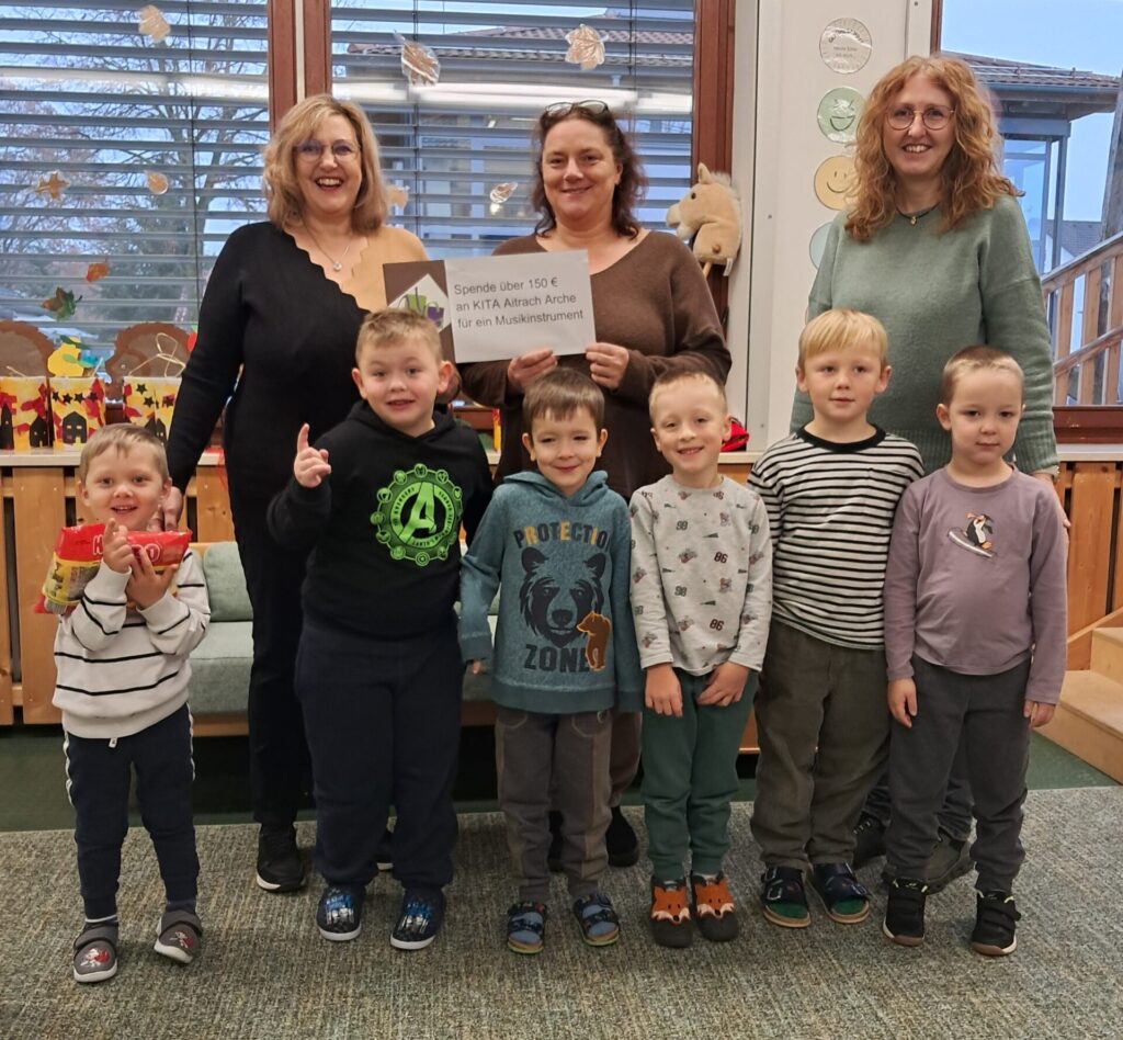 Ulla Schiefer, Claudia Rolke und Erzieherin Ingrid Forster bei der Spendenübergabe