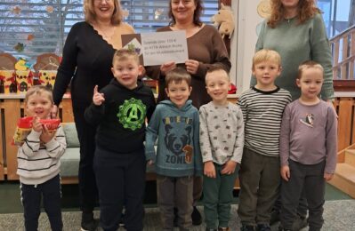 Ulla Schiefer, Claudia Rolke und Erzieherin Ingrid Forster bei der Spendenübergabe